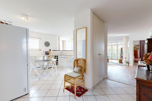 couloir avec light floor, tile floor, sol en carrelage, inside property, et drywall