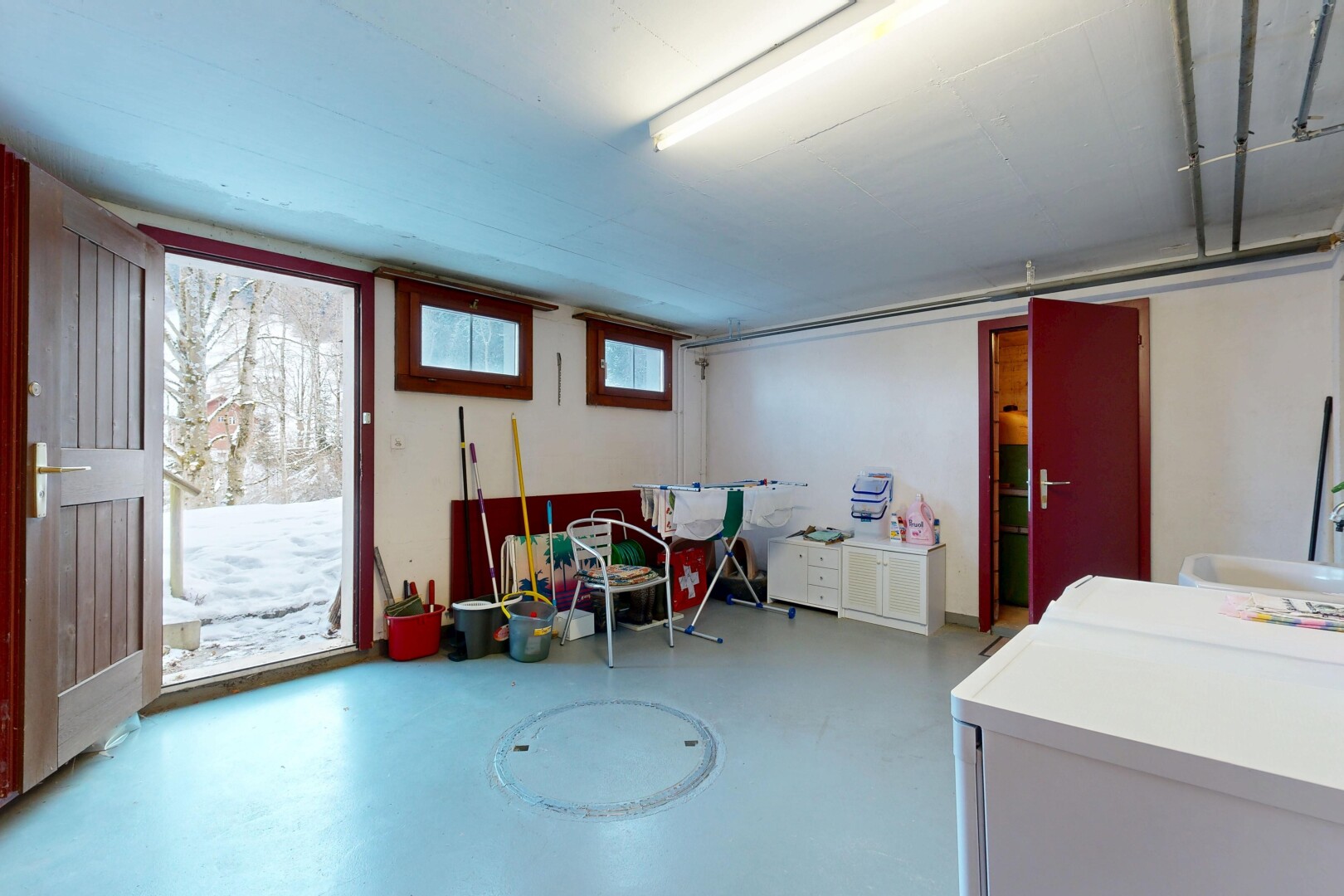 chambre avec sol en béton, concrete floor, inside property, finished concrete floor, et cloison sèche