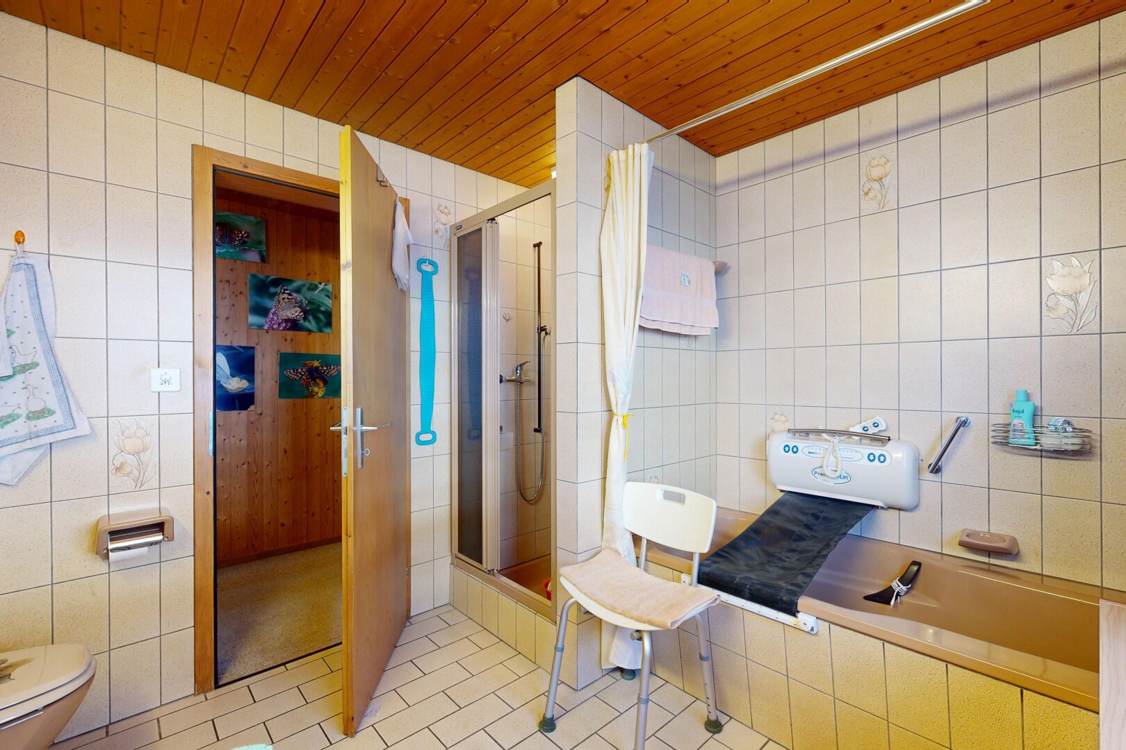 salle de bains avec tile wall, salle de bain complète, toilette, douche, et tile floor