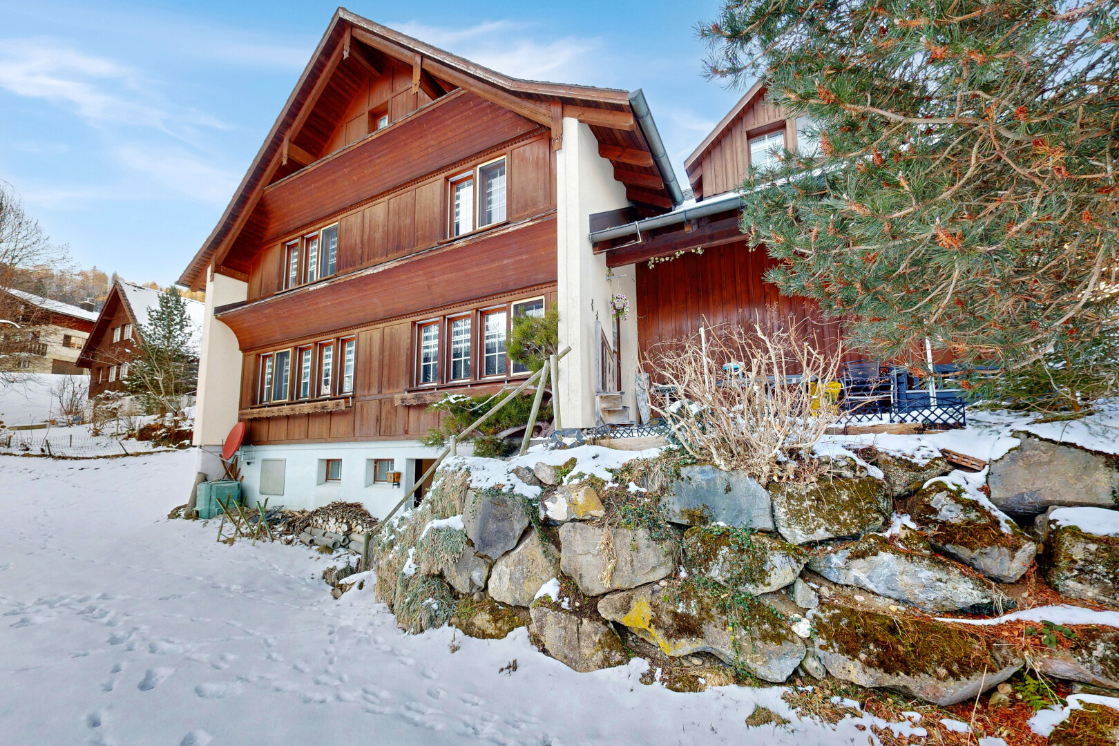 façade avec bardage en bois, bardage vertical, property visible, day time, et snow