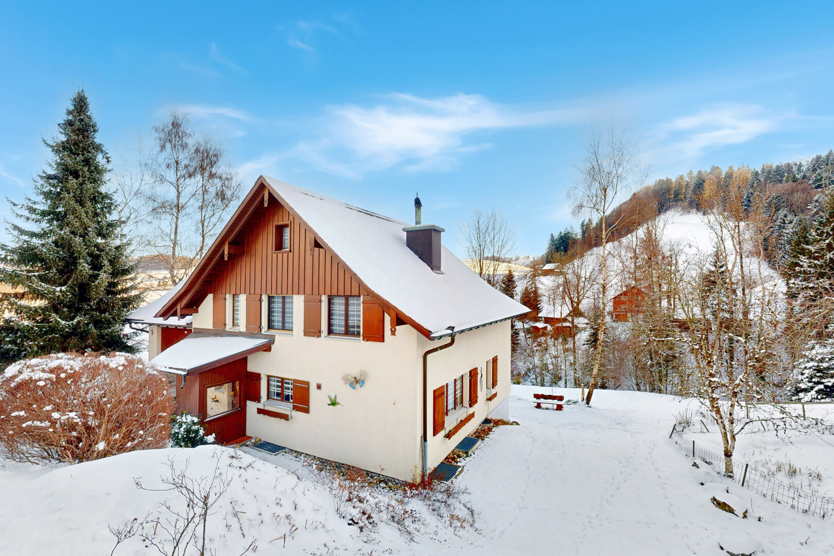 façade avec property visible, snow, et bardage vertical