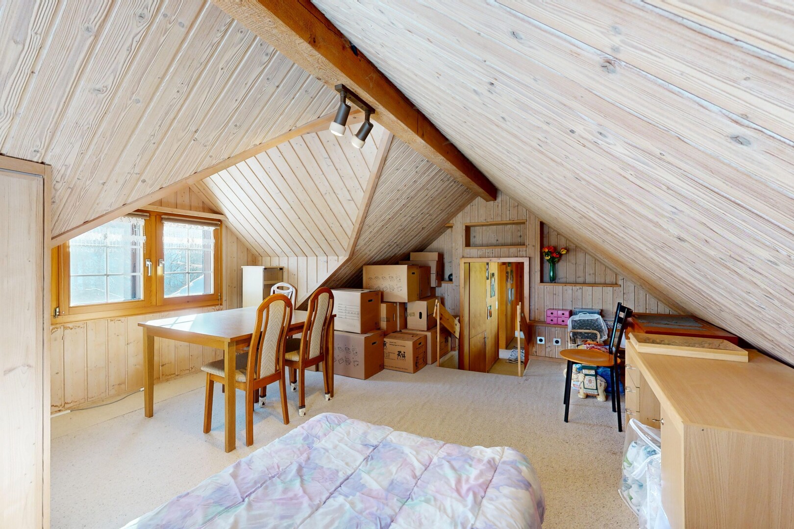chambre avec mur en bois, wood wall, moquette, carpet, et inside property
