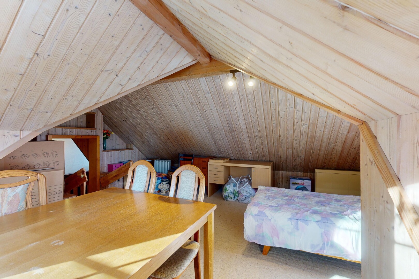 salon / salle à manger avec pièce supplémentaire, plafond voûté, vaulted ceiling, plafond cathédrale, et cathedral ceiling