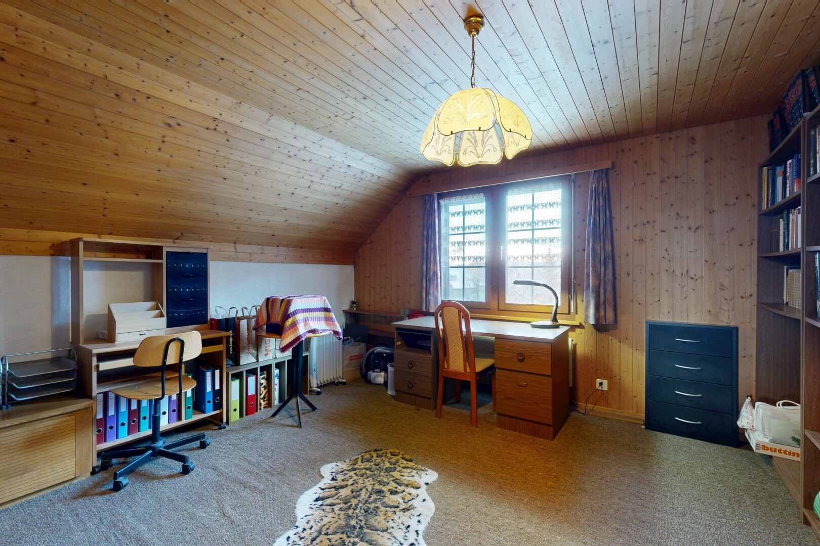 bureau avec natural light, lumière naturelle, low ceiling, plafond bas, et inside property