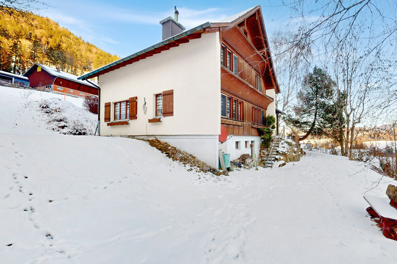 façade avec property visible, snow, day time, cheminée, et fondation en béton