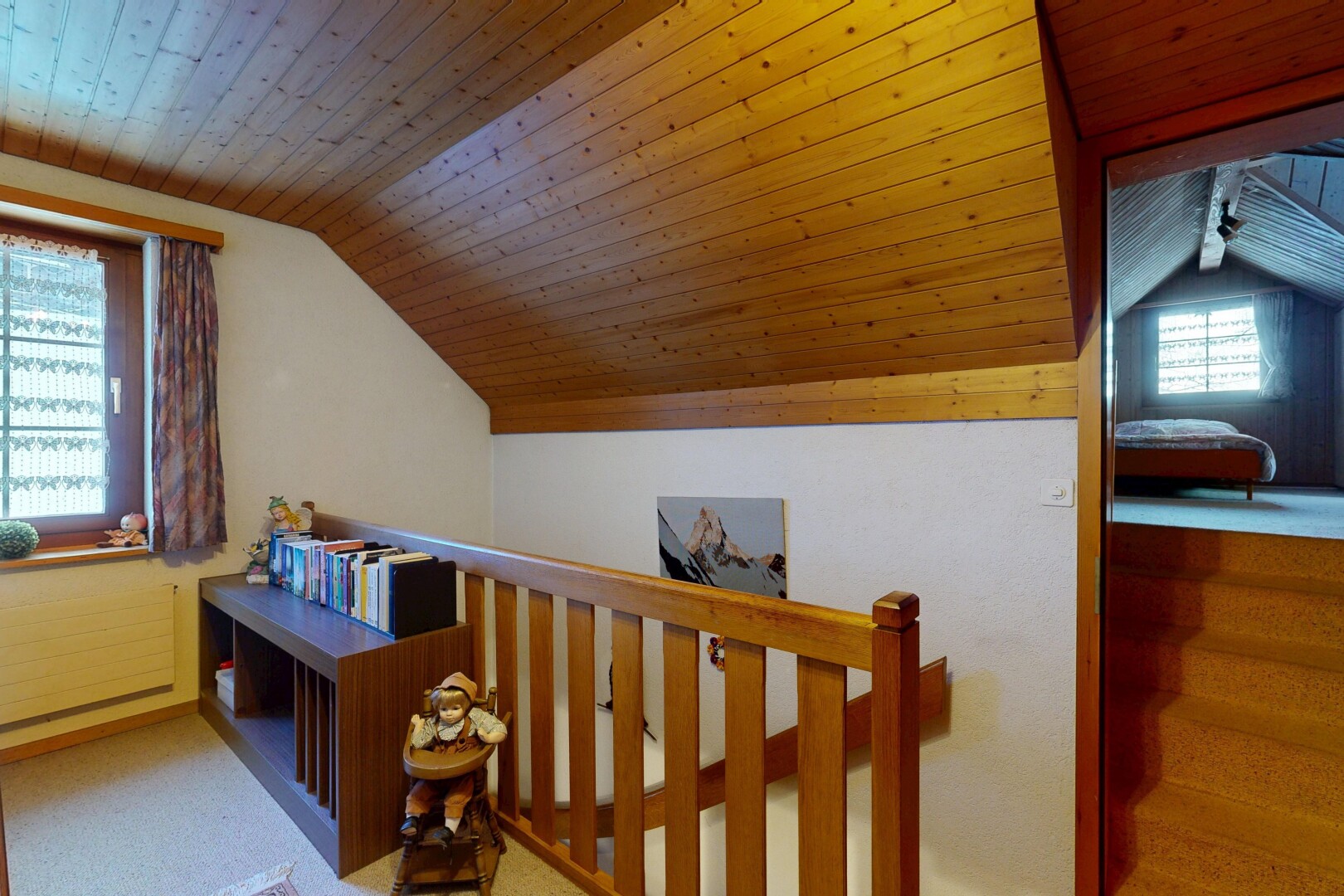 escaliers avec natural light, lumière naturelle, wood ceiling, plafond en bois, et low ceiling