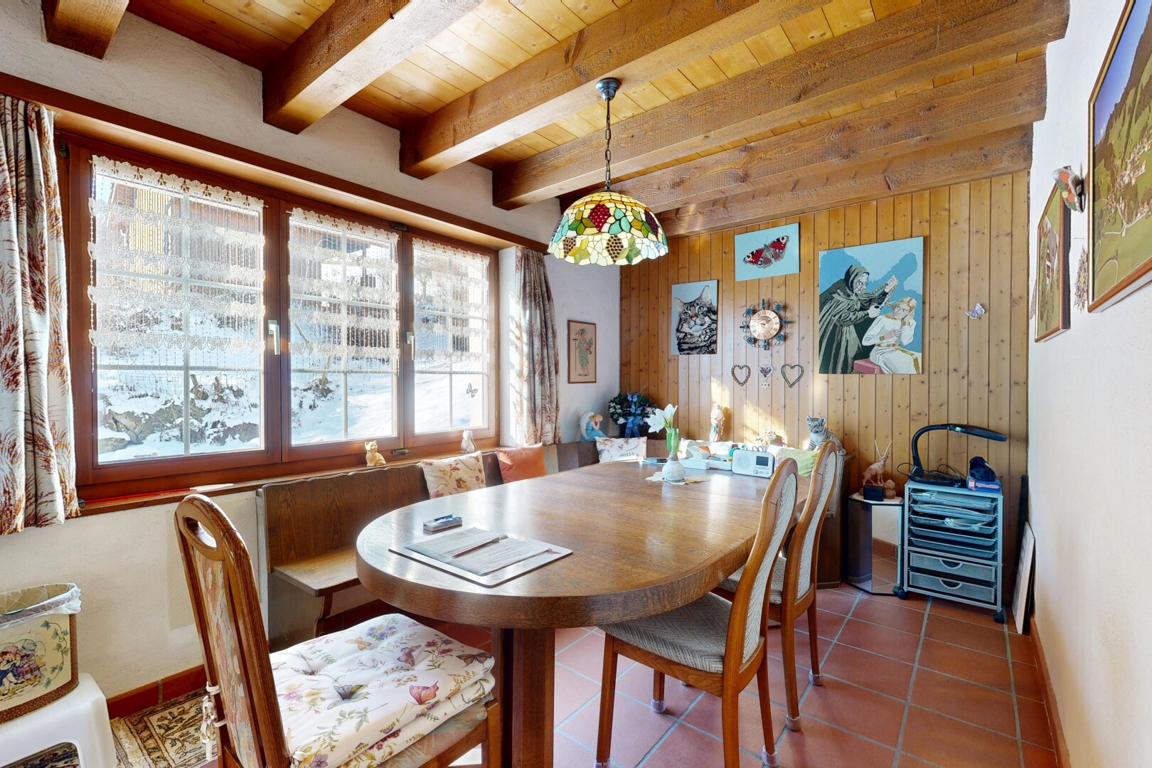 salle à manger avec natural light, lumière naturelle, inside property, wood wall, et mur en bois