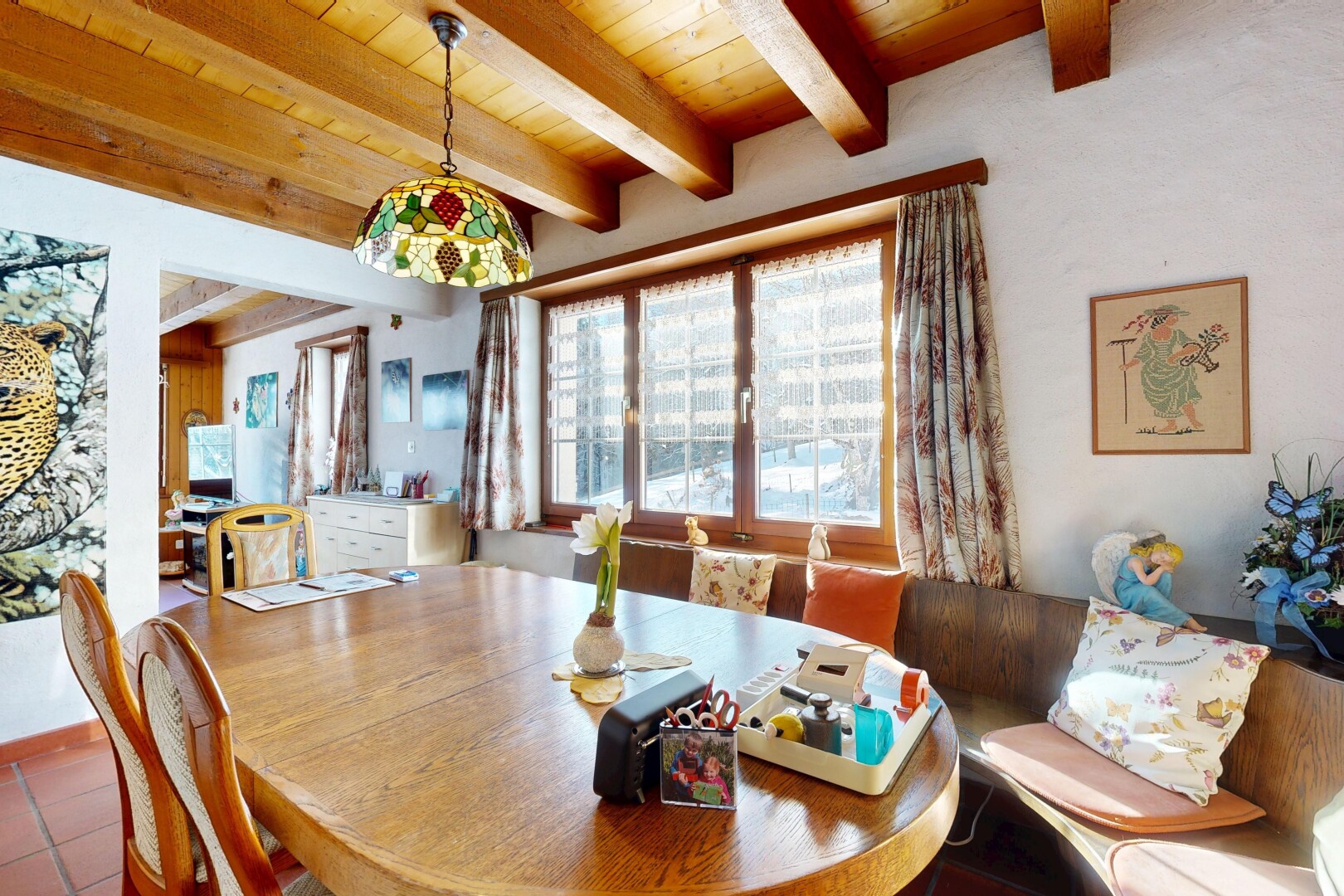 salle à manger avec inside property, lumière naturelle, natural light, plafond à poutres, et beamed ceiling