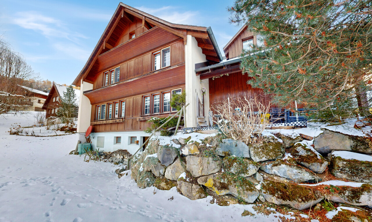 façade avec bardage en bois, bardage vertical, property visible, day time, et snow