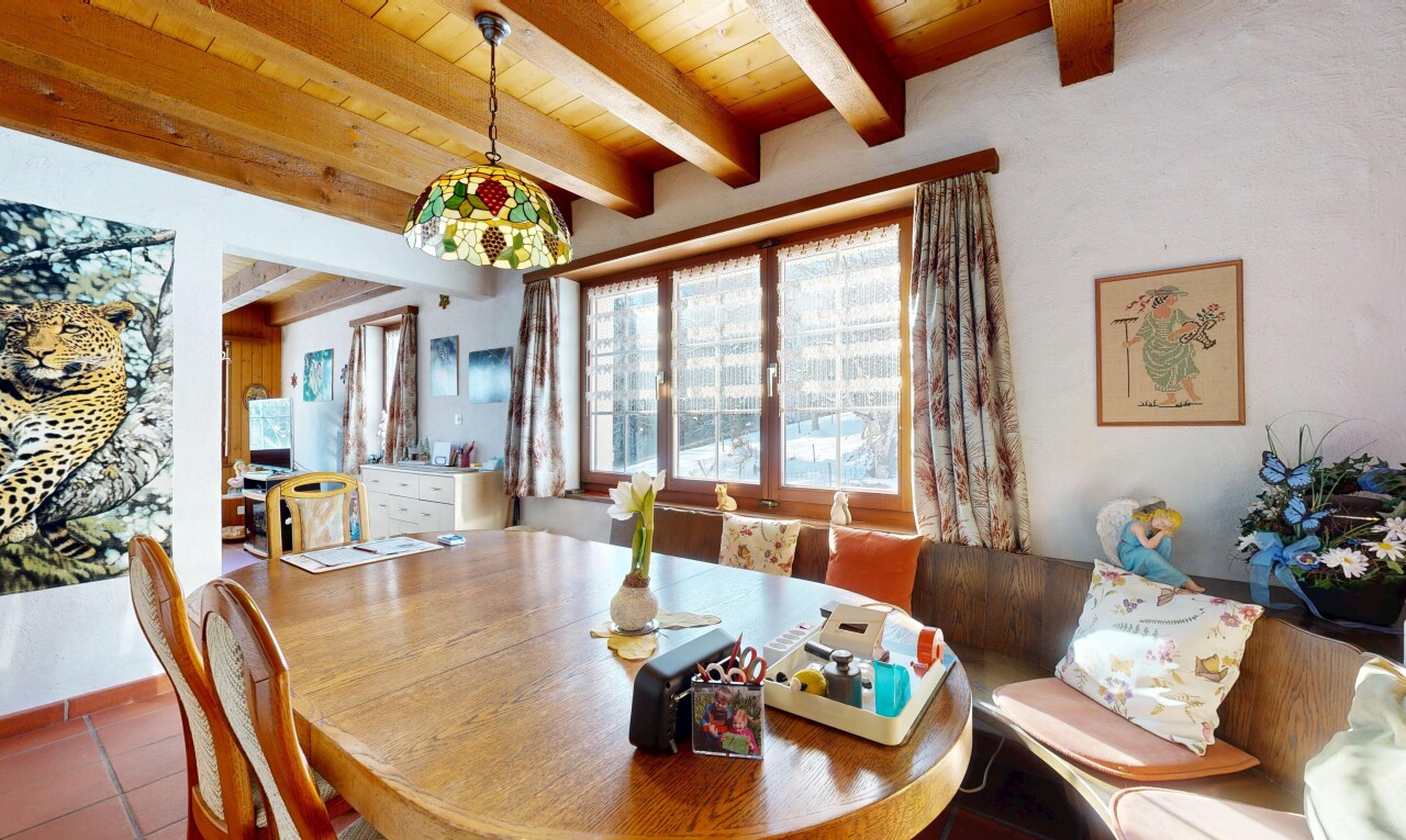 salle à manger avec inside property, lumière naturelle, natural light, plafond à poutres, et beamed ceiling