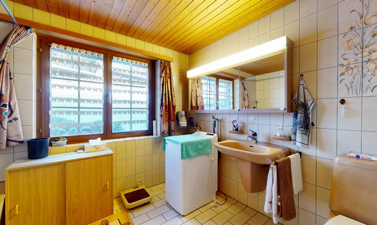 salle de bains avec mur en carrelage, tile wall, miroir, lumière naturelle, et natural light