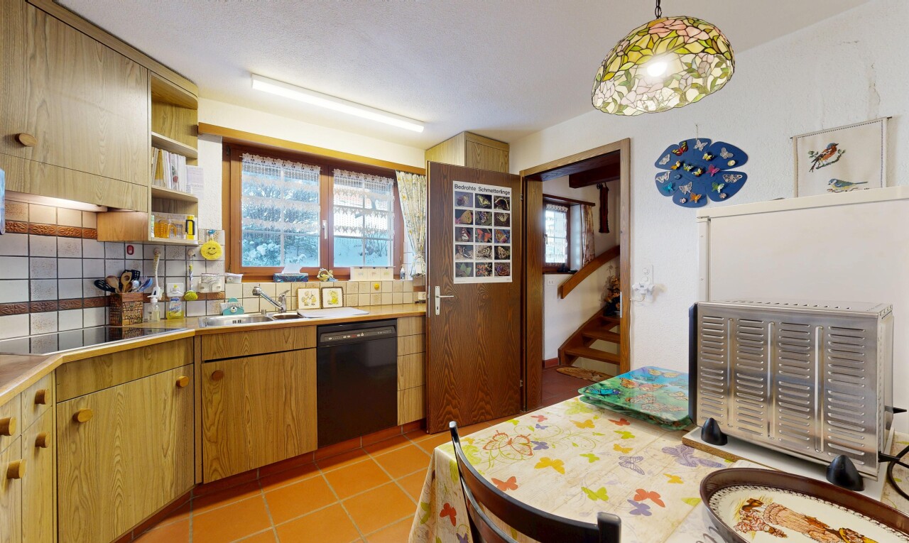 cuisine avec étagères ouvertes, open shelves, light floor, wood edge countertops, et lave-vaisselle