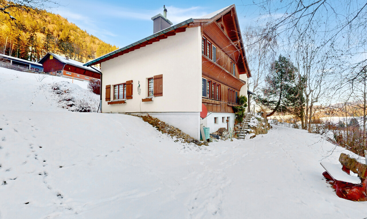 façade avec property visible, snow, day time, cheminée, et fondation en béton