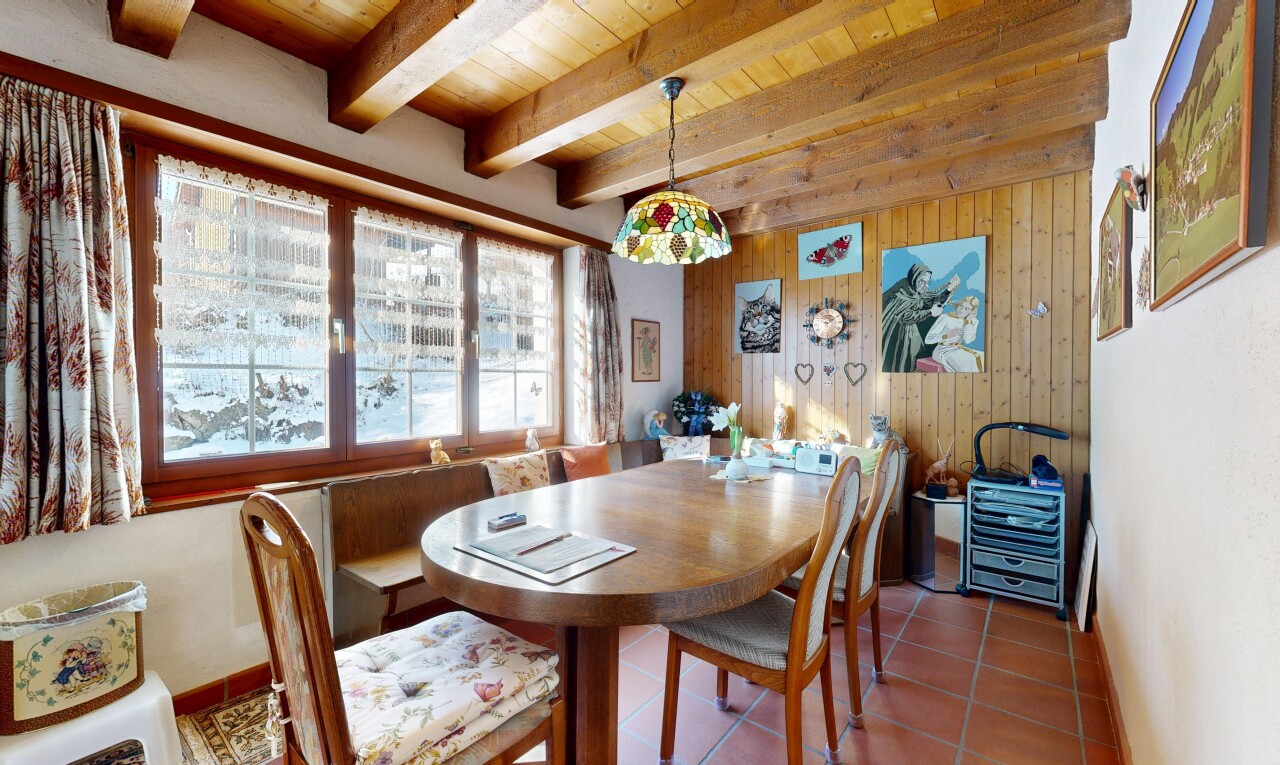 salle à manger avec natural light, lumière naturelle, inside property, wood wall, et mur en bois