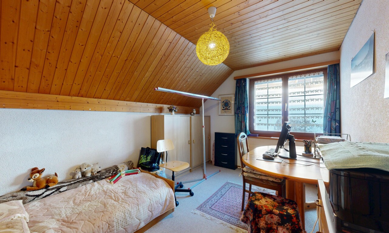 chambre avec pièce supplémentaire, inside property, moquette, carpet, et plafond en bois