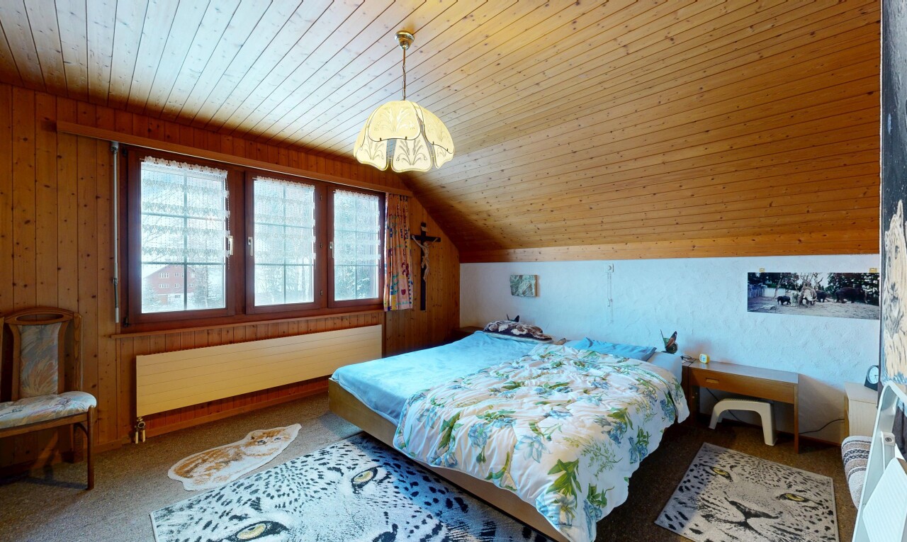 chambre avec radiateur, plafond bas, low ceiling, lumière naturelle, et natural light