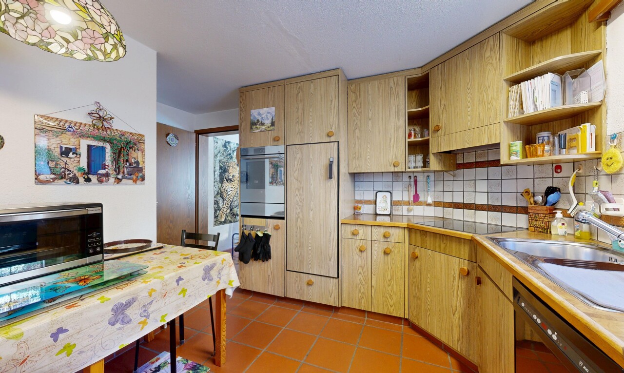cuisine avec backsplash, dosseret, lave-vaisselle, wood edge countertops, et inside property