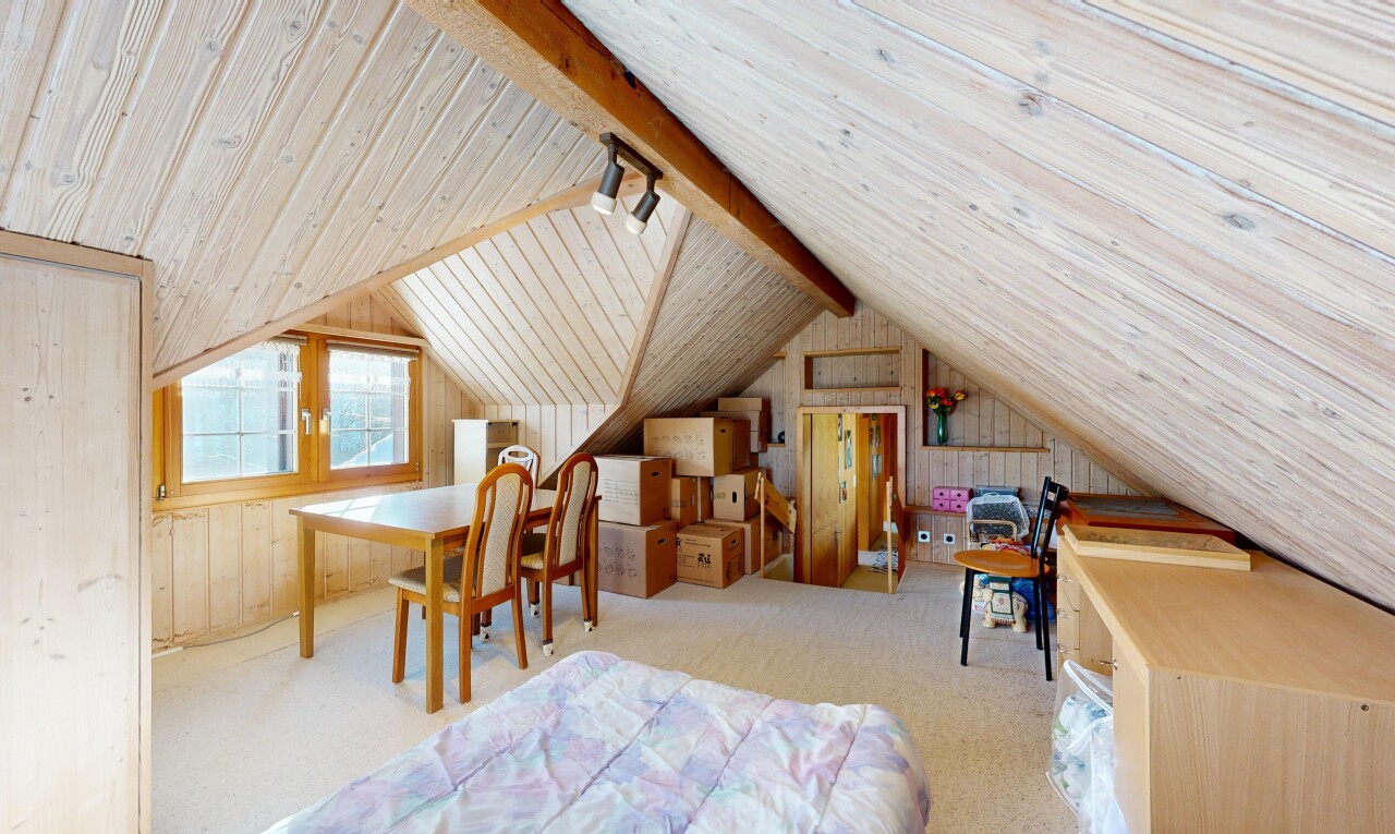 chambre avec mur en bois, wood wall, moquette, carpet, et inside property