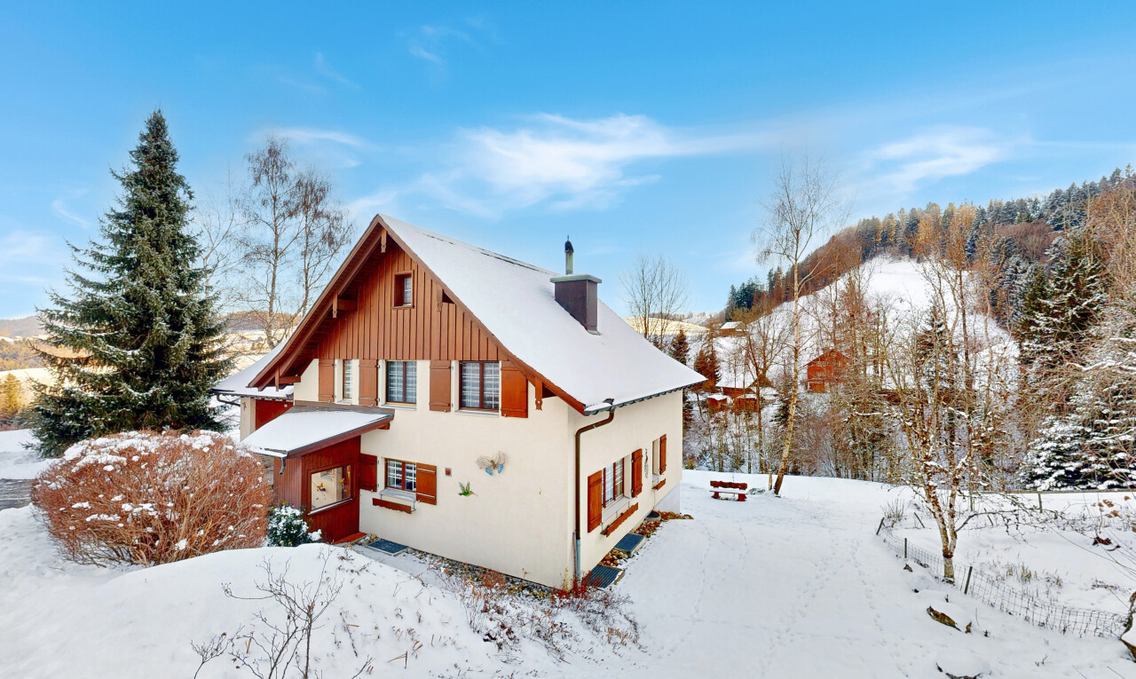 façade avec property visible, snow, et bardage vertical