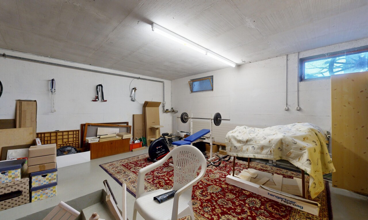 chambre avec inside property, sous-sol, plafond bas, low ceiling, et sol en béton
