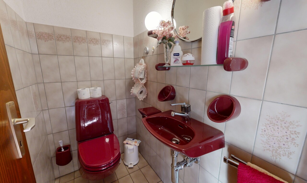 salle de bains avec miroir, évier, inside property, toilette, et mur en carrelage
