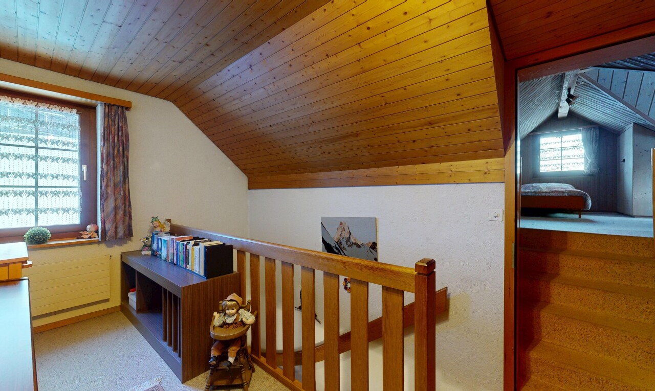 escaliers avec natural light, lumière naturelle, wood ceiling, plafond en bois, et low ceiling