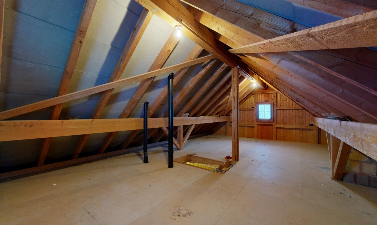 chambre avec unfinished floor, plafond cathédrale, cathedral ceiling, inside property, et plafond voûté