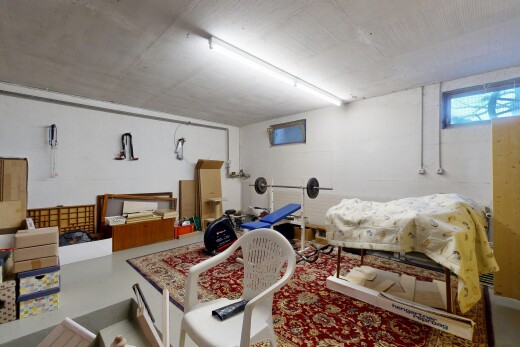 zimmer / schlafzimmer mit inside property, keller, niedrige decke, low ceiling, und betonboden