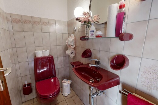 bad mit spiegel, waschbecken, inside property, gäste-wc, und fliesenwand