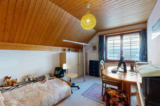 zimmer / schlafzimmer mit zusätzliches zimmer, inside property, teppich, carpet, und holzdecke