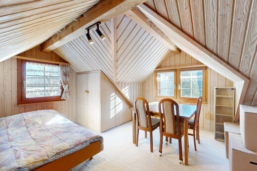 zimmer / schlafzimmer mit kathedralendecke, cathedral ceiling, balkendecke, beamed ceiling, und teppich