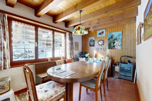 esszimmer mit natural light, natürliches licht, inside property, wood wall, und holzwand