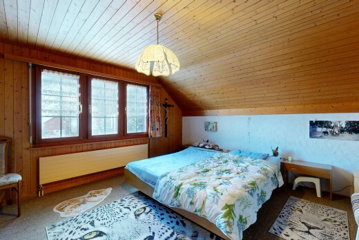 chambre avec radiateur, plafond bas, low ceiling, lumière naturelle, et natural light