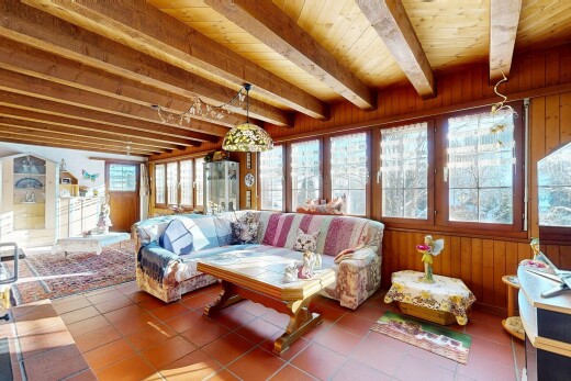 wohnzimmer mit inside property, fernseher, natural light, natürliches licht, und wood wall