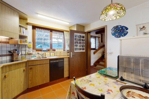 küche mit offene regale, open shelves, light floor, wood edge countertops, und geschirrspülmaschine