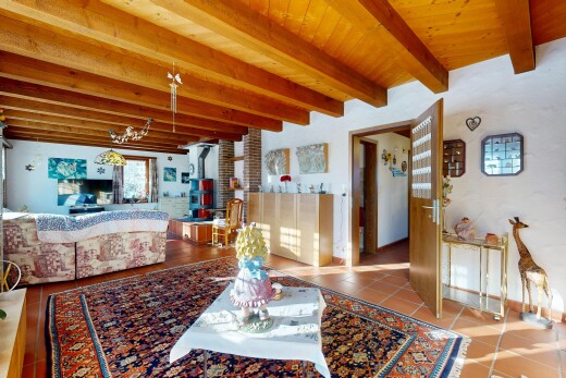 wohnzimmer mit inside property, natürliches licht, natural light, balkendecke, und beamed ceiling