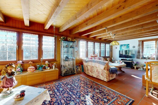 wohnzimmer mit inside property, fernseher, natural light, natürliches licht, und wood ceiling