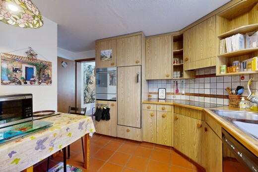 cuisine avec backsplash, dosseret, lave-vaisselle, wood edge countertops, et inside property