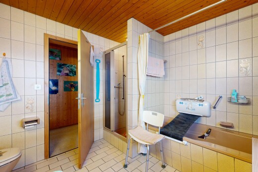 bad mit tile wall, komplettes badezimmer, toilette, dusche, und tile floor