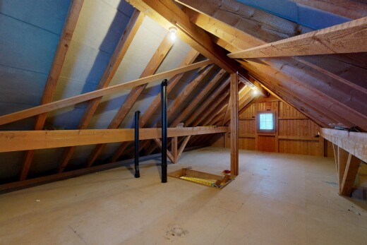 zimmer / schlafzimmer mit unfinished floor, kathedralendecke, cathedral ceiling, inside property, und dachschräge