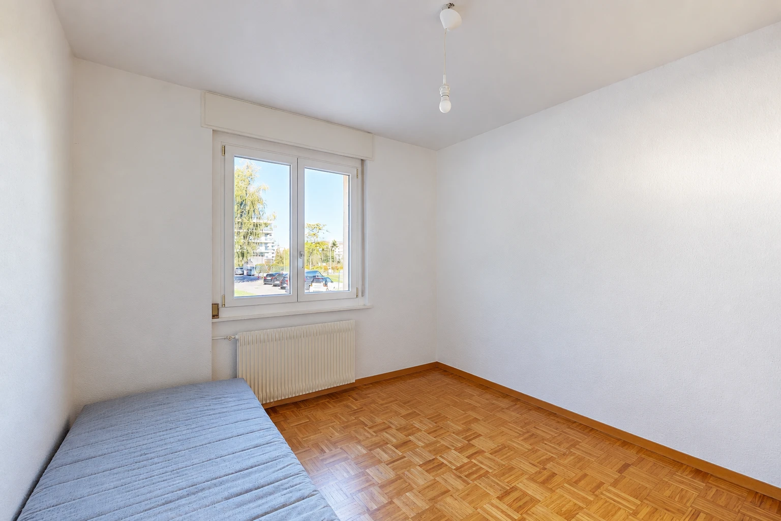 pièce vide avec radiateur, cloison sèche, drywall, plinthes murales, et baseboards wall