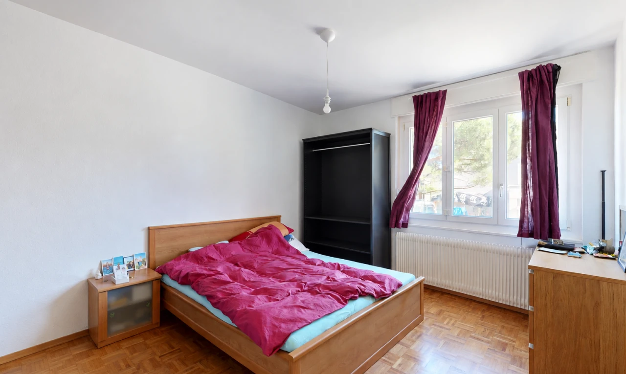 chambre avec radiateur, cloison sèche, drywall, sol en finition bois, et wood finish floor