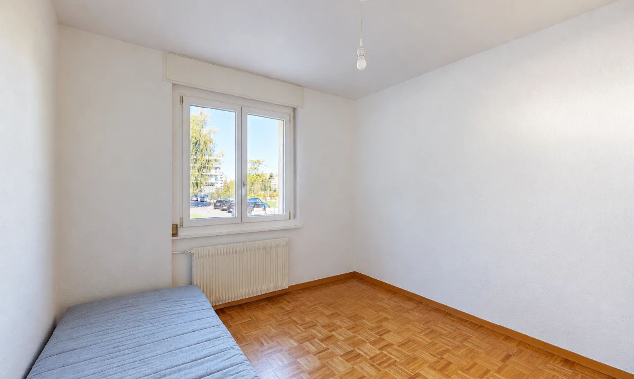 pièce vide avec radiateur, cloison sèche, drywall, plinthes murales, et baseboards wall