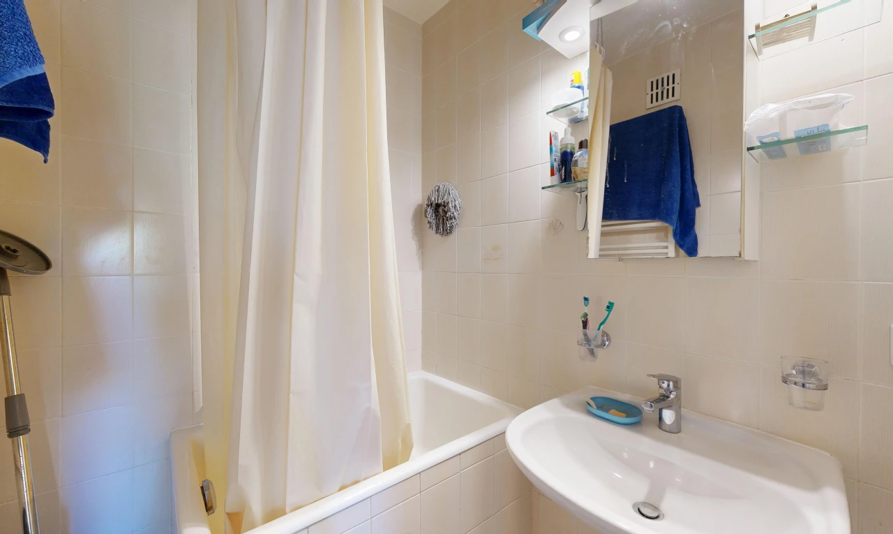 salle de bains avec évier, salle de bain complète, douche-bain combinés, mur en carrelage, et tile wall