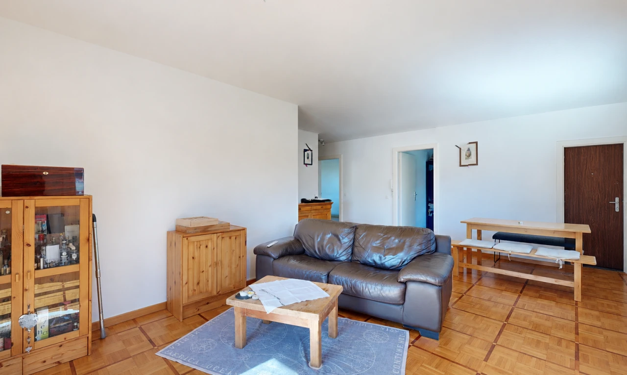 salon avec cloison sèche, drywall, inside property, light floor, et plinthes murales