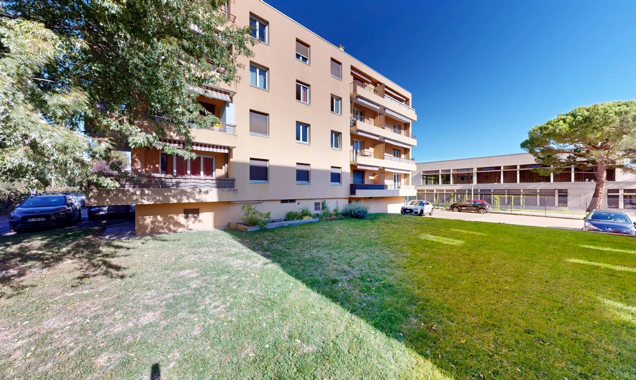 extérieur du bâtiment avec vue sur le complexe d'appartements, apartment complex view, et from community