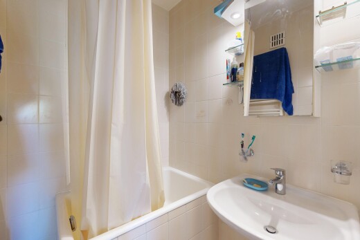 bad mit waschbecken, komplettes badezimmer, kombiniertes bad / dusche, fliesenwand, und tile wall