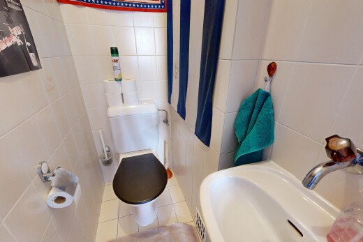 bad mit toilette, fliesenwand, tile wall, inside property, und fliesenboden