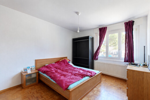 zimmer / schlafzimmer mit kühler, gipskartonwand, drywall, holzfußboden, und wood finish floor