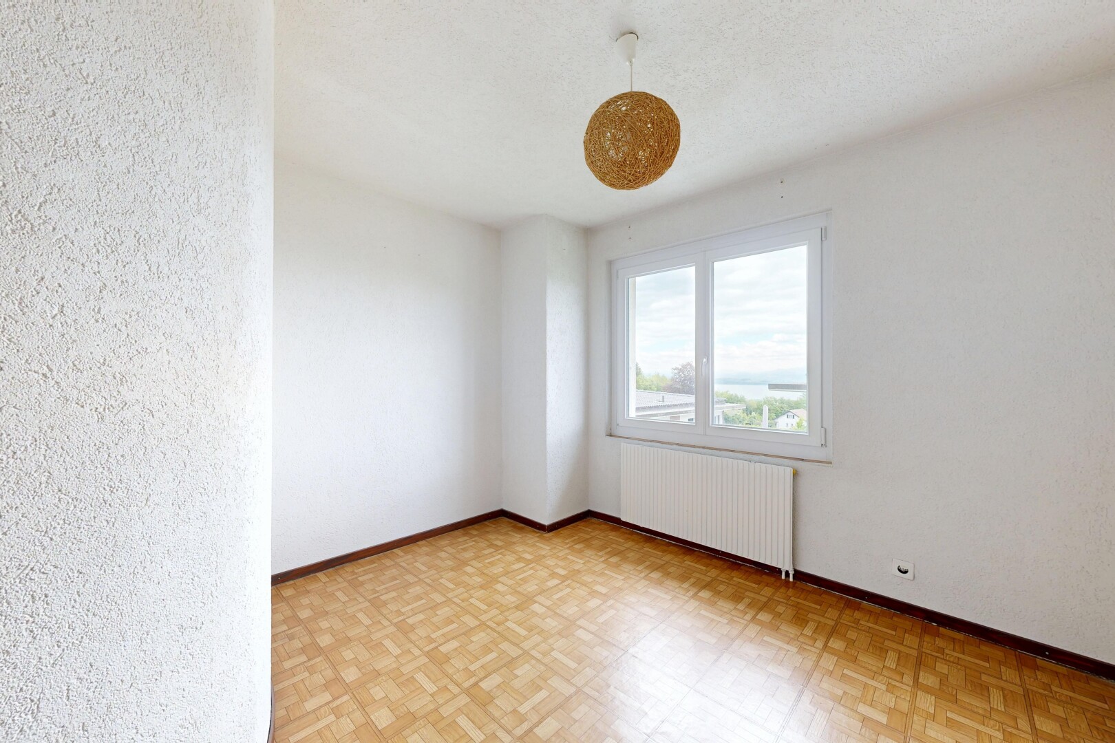 leerer raum mit vinylboden, vinyl floor, kühler, vinyl tile, und inside property